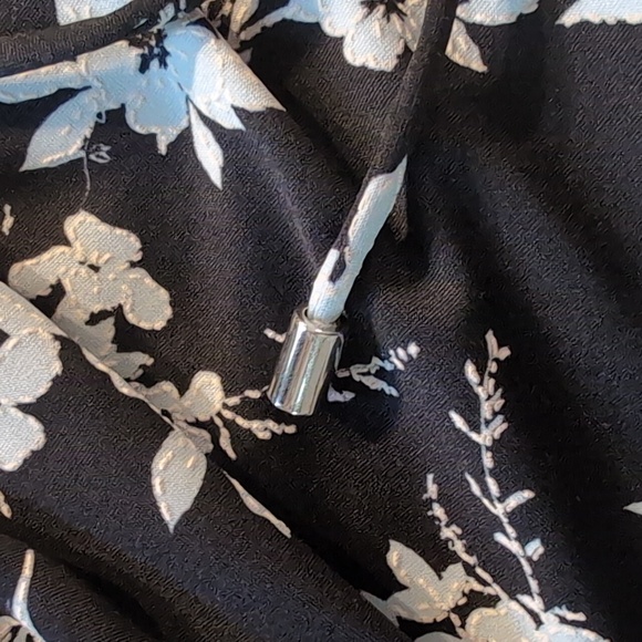 Women's Size Large SoHo Apparel Ltd Crop Black Stretch Pants With Floral Design - Picture 10 of 11